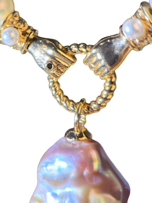 Luminous Embrace: Baroque Pearl Pendant Necklace