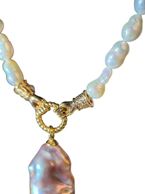 Luminous Embrace: Baroque Pearl Pendant Necklace