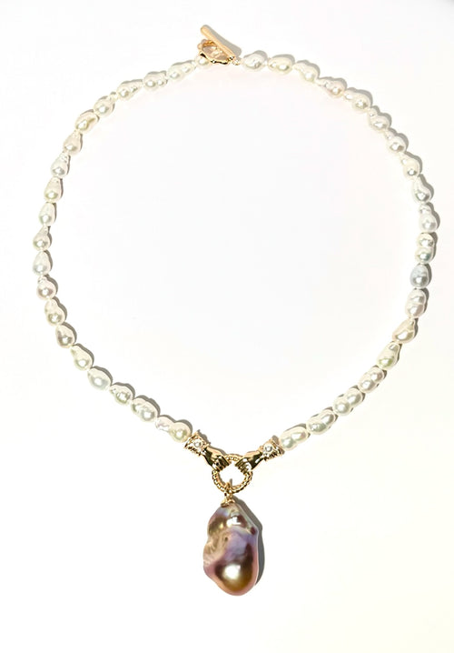 Luminous Embrace: Baroque Pearl Pendant Necklace