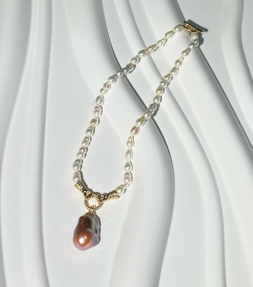 Luminous Embrace: Baroque Pearl Pendant Necklace