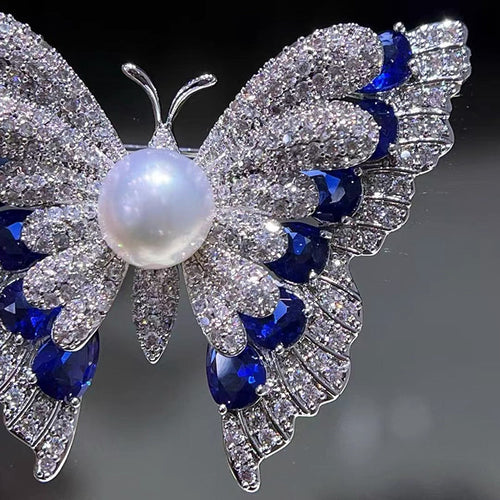 zoomed in view of brooch 